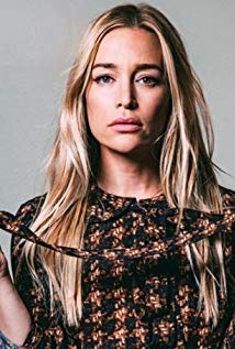 How tall is Piper Perabo?